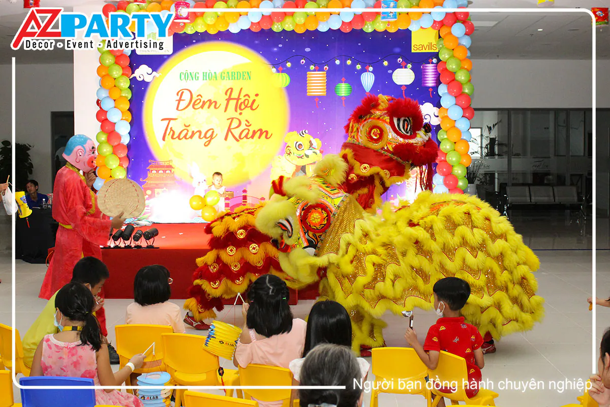 Các em bé hào hứng với tiết mục múa lân sư rồng tại đêm hội.
