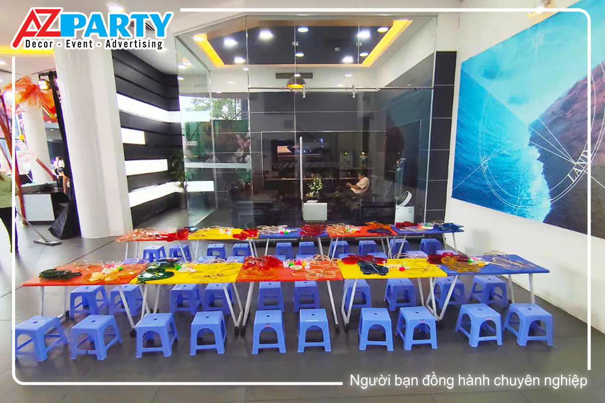 khu vực làm lòng đèn trung thu, có bàn và ghế 