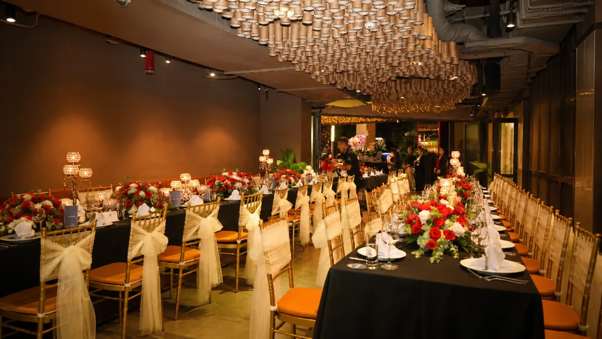 Không gian bàn tiệc bên trong Boomerang Bistro Saigon tại Quận 7