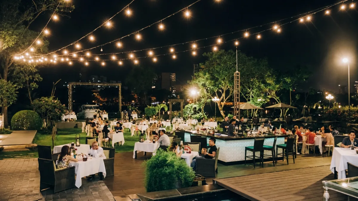 Không gian Sunset Garden tại Chloe Gallery với bàn tiệc và cây xanh