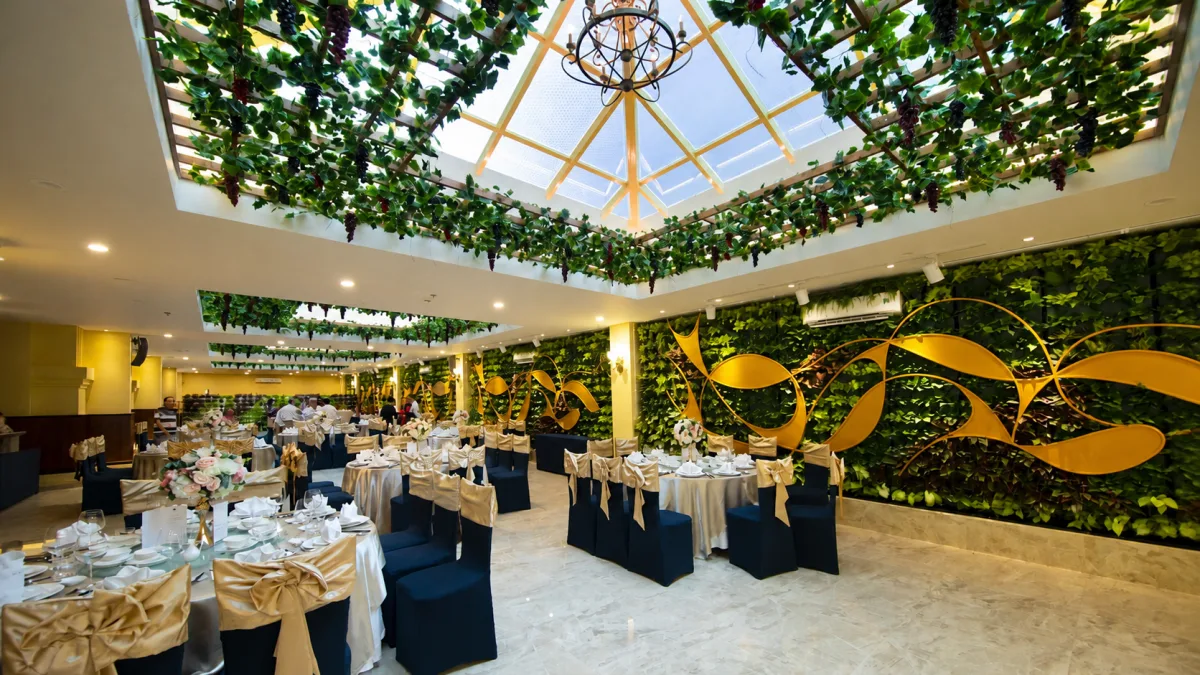 Không gian bên trong Garden Restaurant thuộc MerPerle Crystal Palace