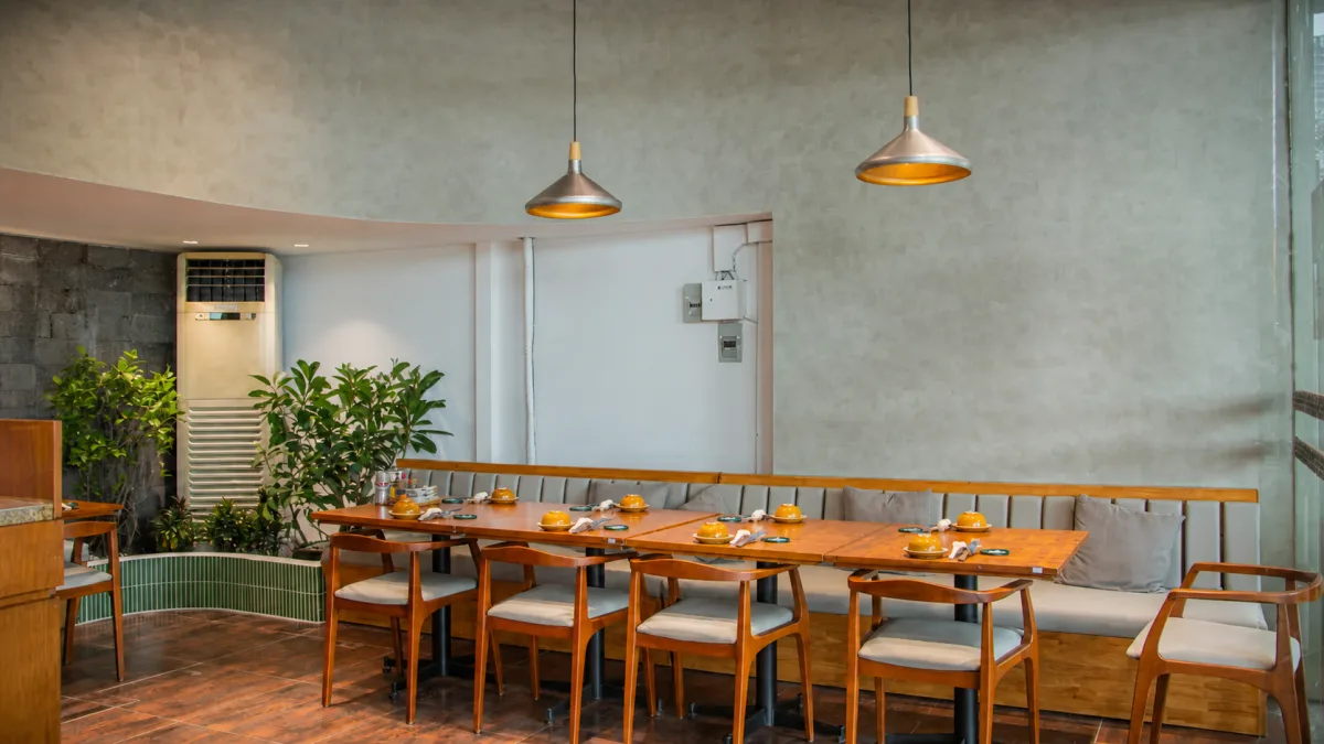 Không gian bàn gỗ và ánh sáng ấm tại Hoàng Yến Vietnamese Cuisine Phú Mỹ Hưng