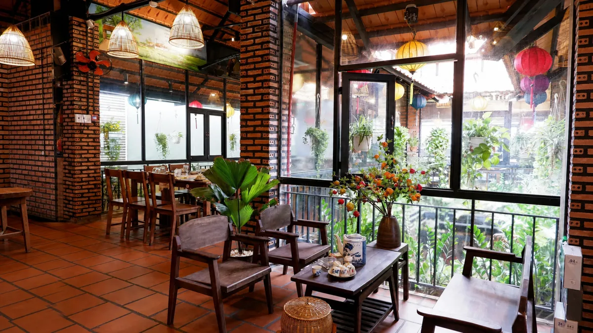 Không gian mái ngói, bàn ghế gỗ và cây xanh tại Tràng An Quán Quận 7