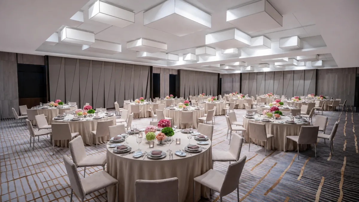 Không gian phòng tiệc với hệ đèn trần tại New World Saigon Hotel