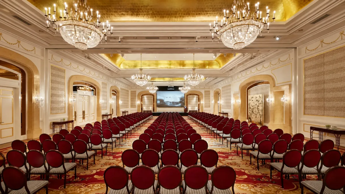 Ballroom với đèn chùm và ghế đỏ tại Park Hyatt Saigon
