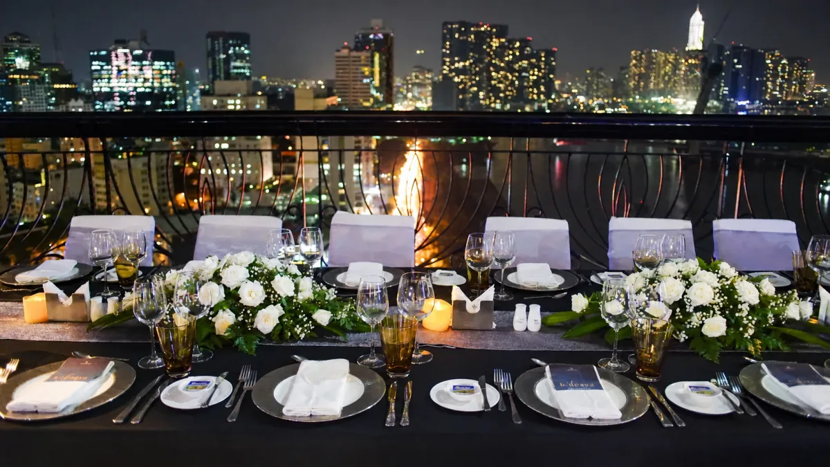 Không gian phòng tiệc có bàn tròn tại Renaissance Riverside Hotel Saigon