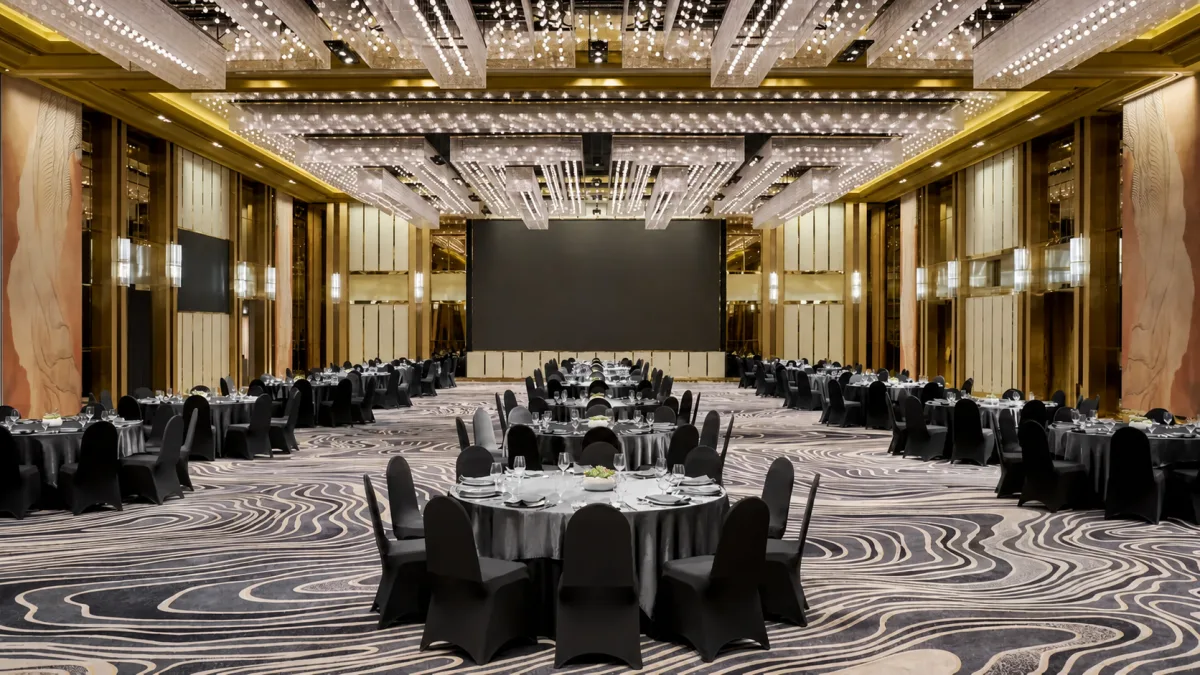 Không gian ballroom và khu vực sân khấu tại JW Marriott Hotel & Suites Saigon