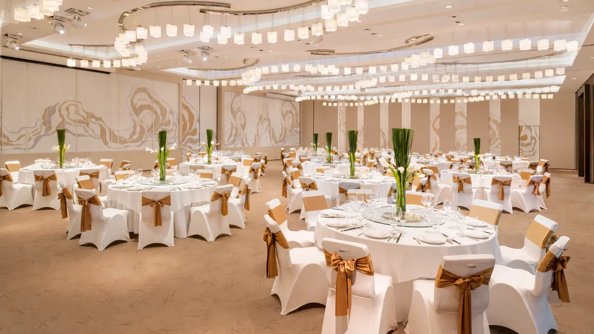 Ballroom không cột với bàn tiệc tại Le Méridien Saigon