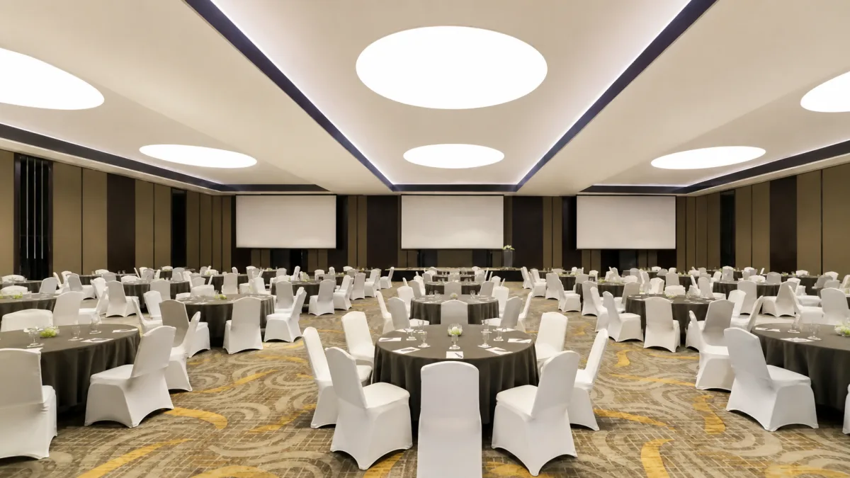 Không gian Grand Ballroom với bàn tiệc tại Sheraton Saigon Grand Opera Hotel