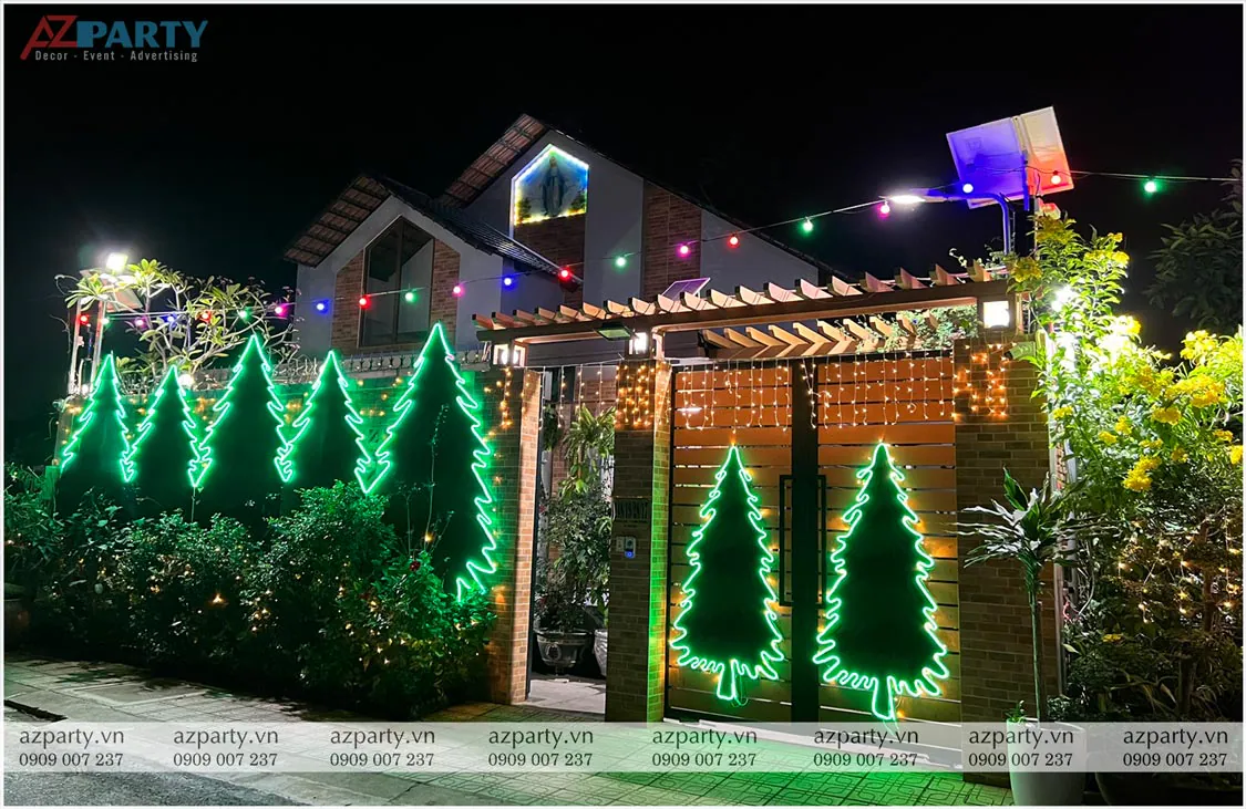 Toàn cảnh cổng nhà riêng được trang trí đèn led rủ vàng ấm áp, đèn neon hình cây thông Noel xanh nổi bật chào đón Giáng sinh an lành