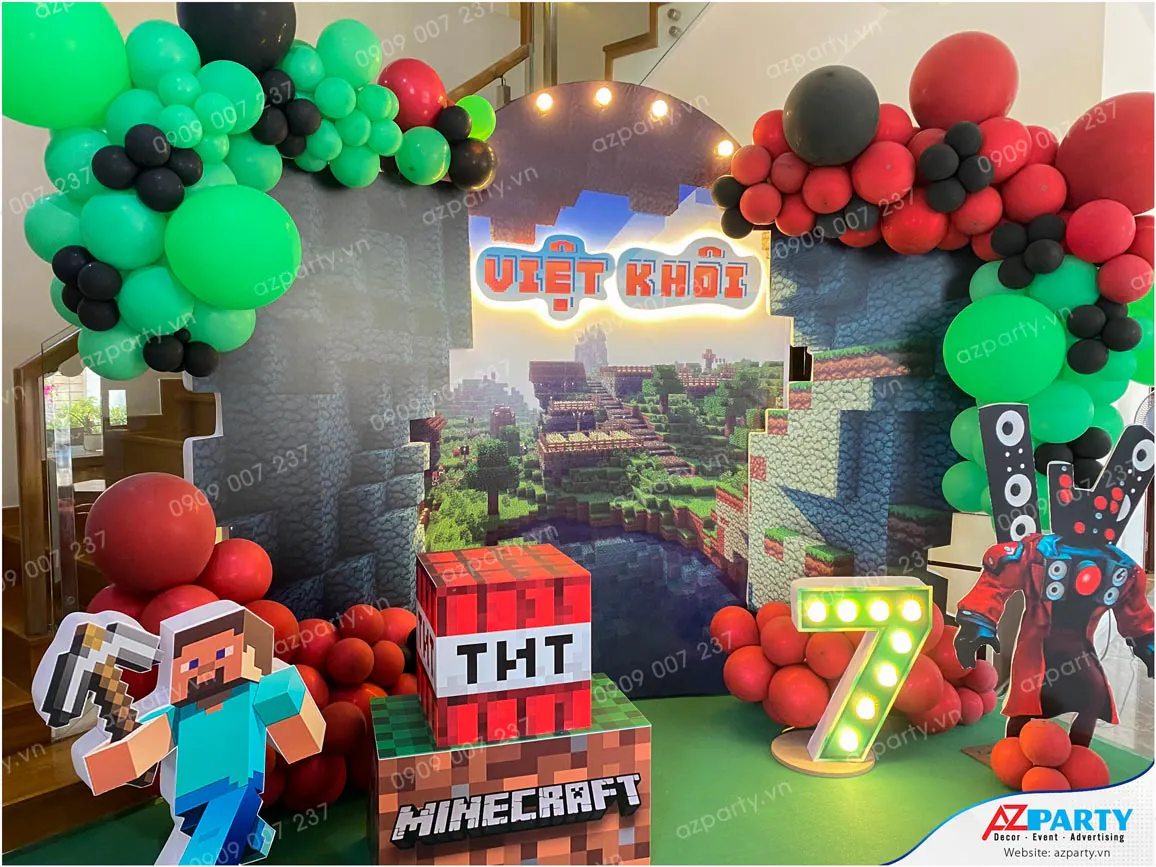 Cận cảnh sân khấu sinh nhật Minecraft với các khối hình vuông thiết kế chuẩn chỉnh theo phong cách đồ họa pixel đặc trưng của game.