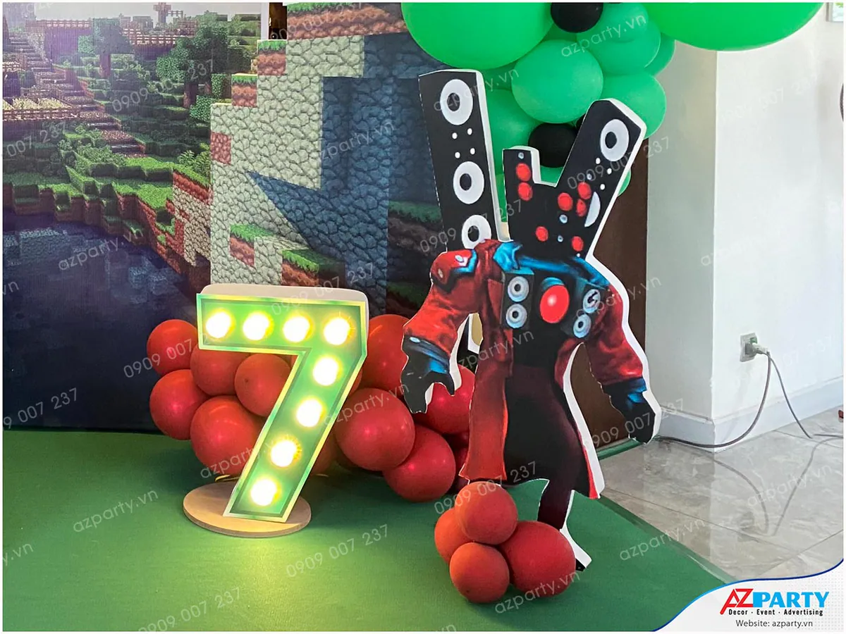 Chi tiết số 7 marquee bằng gỗ phát sáng cạnh mô hình nhân vật robot màu đỏ cá tính dưới chân sân khấu.