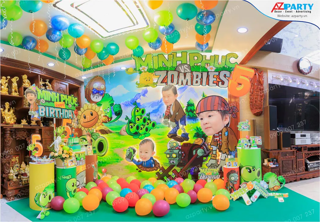 Không gian trang trí tiệc sinh nhật trong nhà chủ đề Plants vs Zombies cho bé Minh Phúc tròn 5 tuổi với các mô hình cây bắn đậu Peashooter và thây ma.