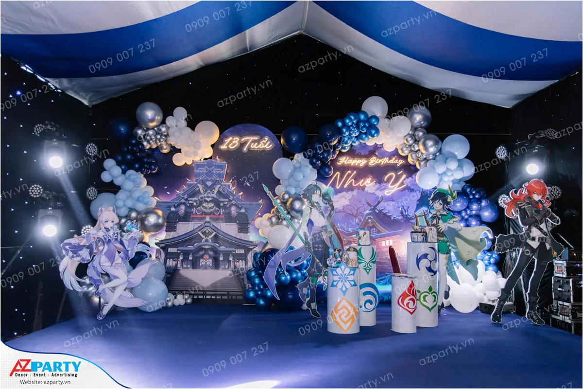 Sân khấu trang trí sinh nhật hoành tráng cho bé Như Ý 13 tuổi lấy cảm hứng từ game Genshin Impact với các standee nhân vật và cột trụ in hình nguyên tố.