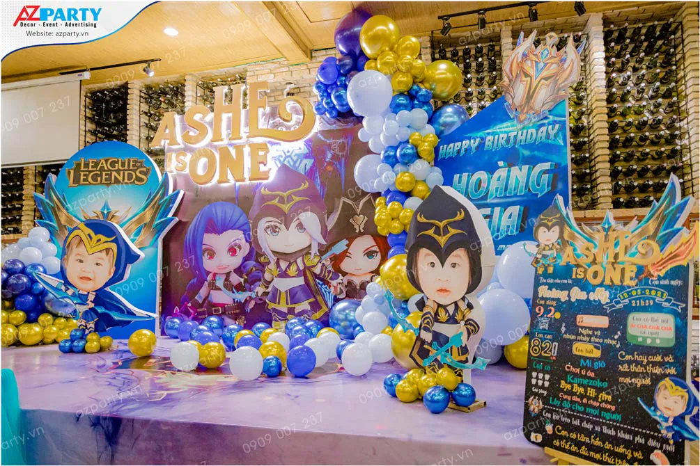 Không gian trang trí sinh nhật chủ đề game League of Legends Liên Minh Huyền Thoại cho bé Hoàng Gia 1 tuổi với standee Ashe và bảng chỉ số đáng yêu.