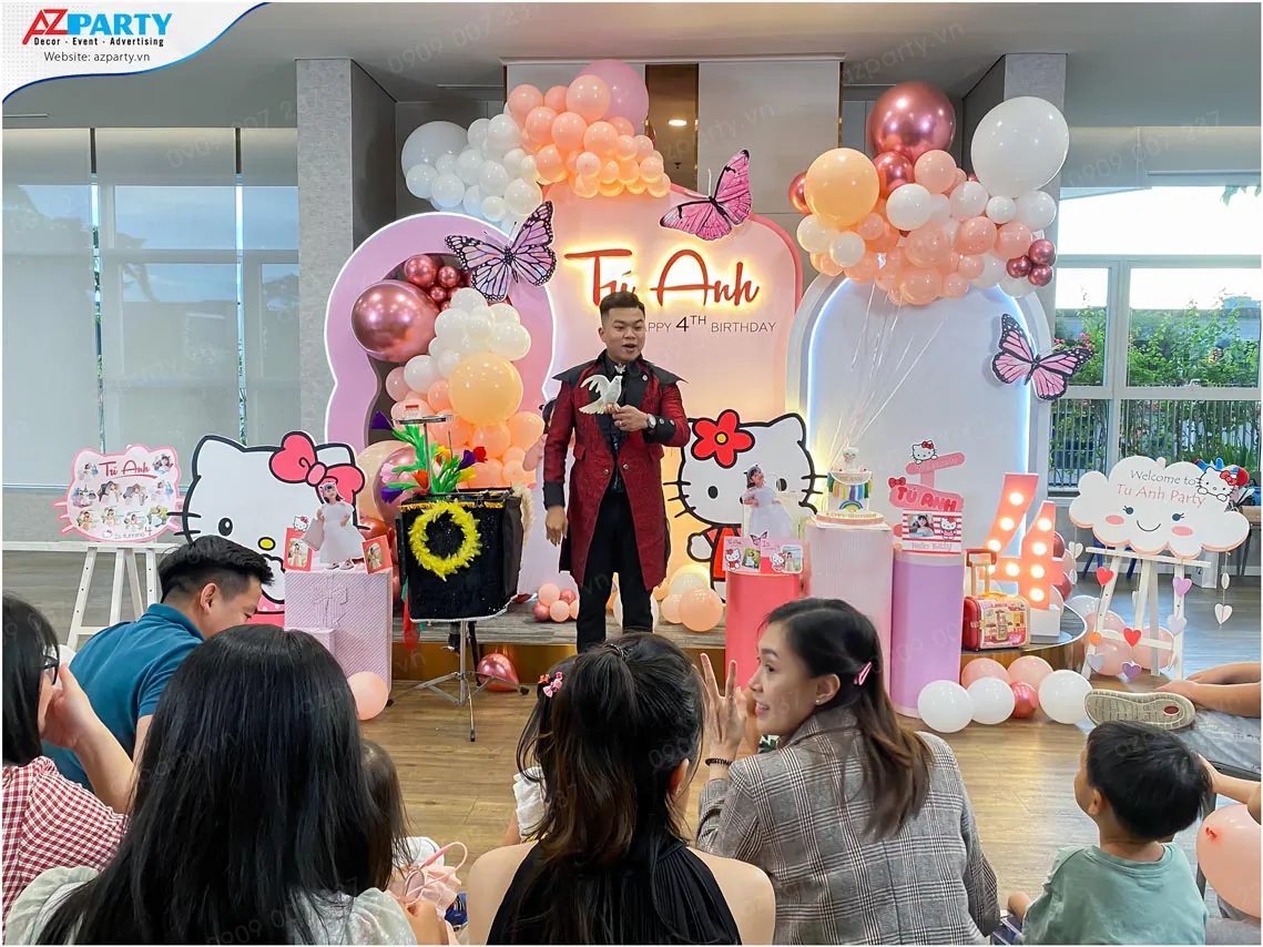 Nghệ sĩ ảo thuật đang biểu diễn ảo thuật bồ câu trắng đặc sắc phục vụ các bé tại tiệc sinh nhật Hello Kitty của bé Tú Anh tròn 4 tuổi.