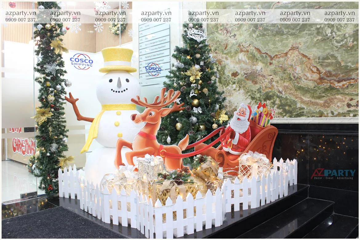 Tiểu cảnh Giáng sinh độc đáo với cỗ xe kéo của ông già Noel mang nhiều hộp quà được quấn hàng rào gỗ trắng gắn đèn led ấm áp.