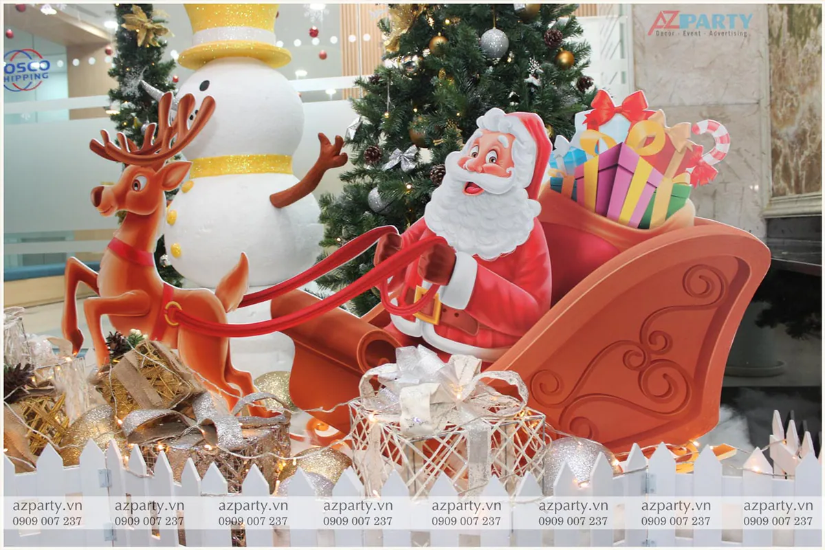 Cận cảnh mô hình ông già Noel trên cỗ xe tuần lộc chở đầy quà Giáng sinh sắc màu được thiết kế bằng chất liệu format in sắc nét.