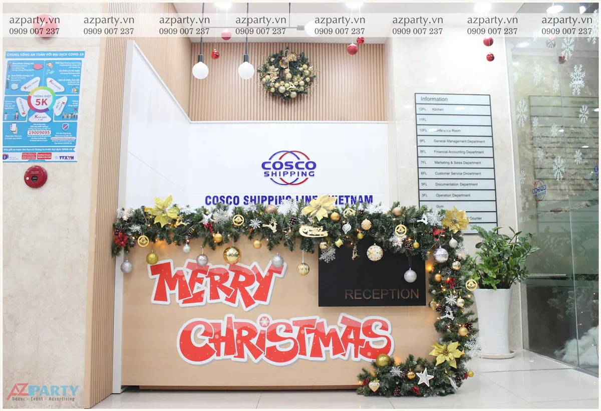 Quầy lễ tân văn phòng COSCO SHIPPING được trang hoàng không khí Noel với chữ Merry Christmas nổi bật và dây thông kết quả châu.
