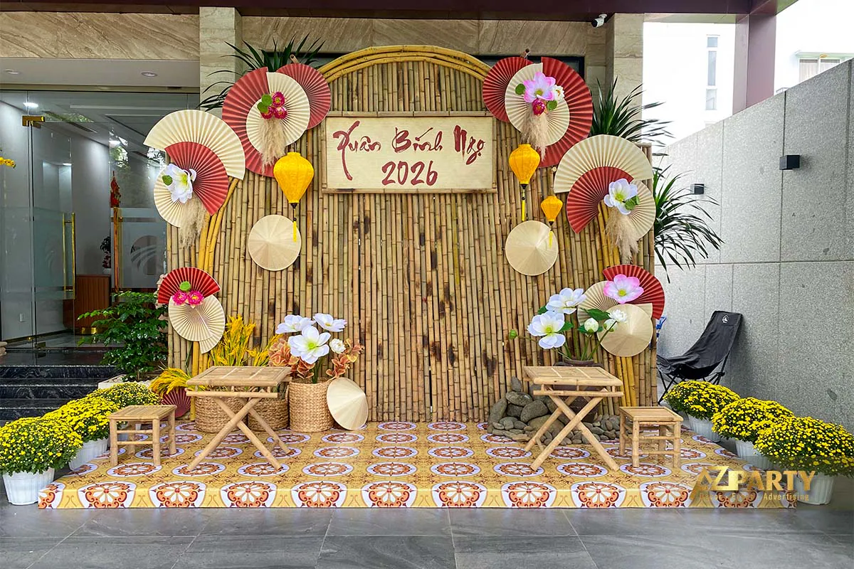 Tiểu cản Tết xưa phong cách tre trúc truyền thống với quạt giấy đỏ kem, đèn lồng vàng, hoa sen, bàn ghế tre
