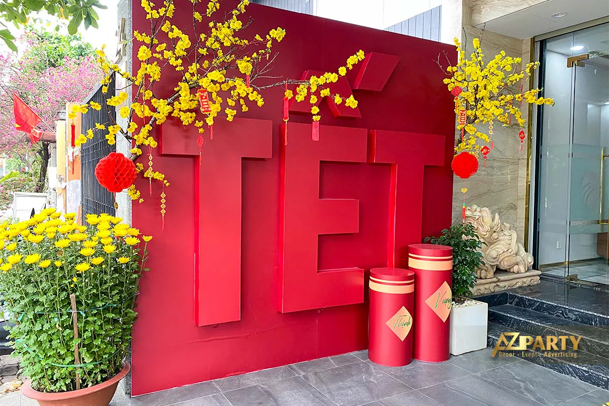 Trang trí Tết tone đỏ rực rỡ với chữ “TẾT” 3D, trang trí cành mai vàng, đèn lồng đỏ 