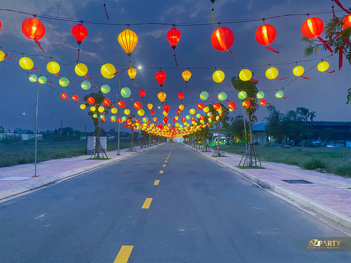 Nhiều lớp lồng đèn đỏ vàng phát sáng dọc tuyến đường dự án An Huy vào chiều tối