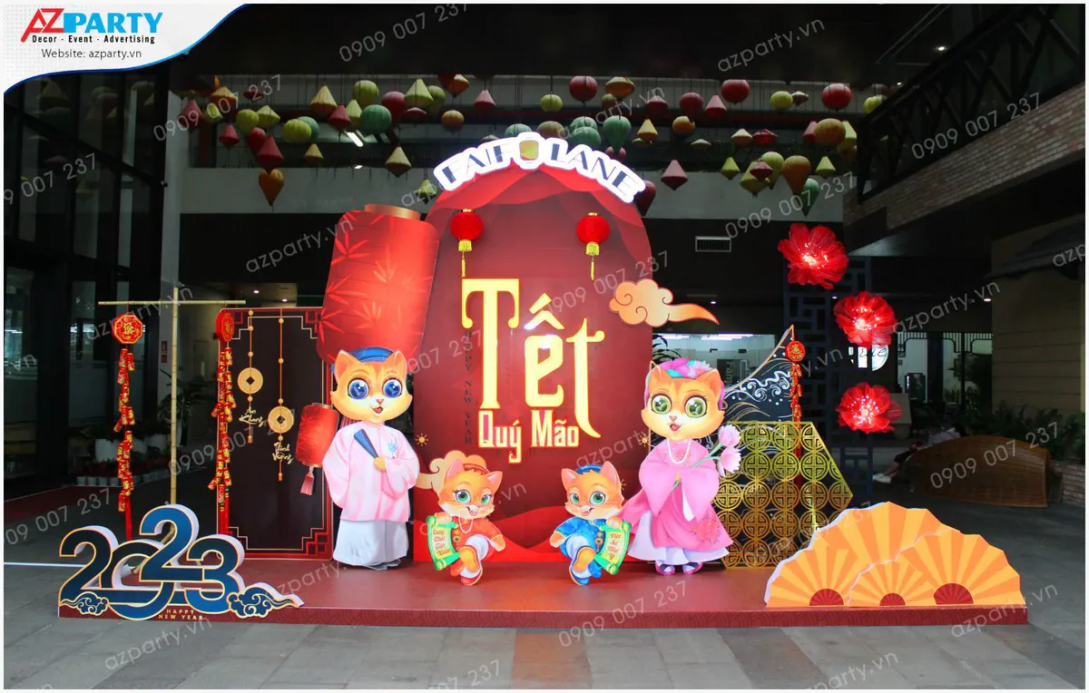 Tiểu cảnh trang trí Tết Quý Mão 2023 rực rỡ tại trung tâm thương mại Faifo Lane với gia đình mèo dễ thương và đèn lồng đỏ khổng lồ