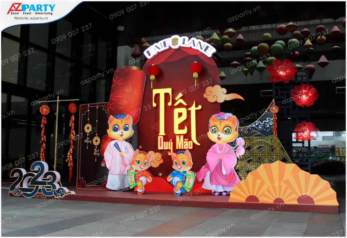 Góc chụp nghiêng tiểu cảnh trang trí Tết 2023 tại Faifo Lane làm nổi bật mô hình số 2023 xanh dương viền vàng cùng hệ thống đèn lồng phía trên