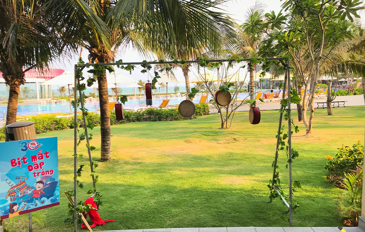 Trò chơi bịt mắt đập trống ngoài trời bên hồ bơi resort tại ngày hội gia đình Tân Cảng Long Hải