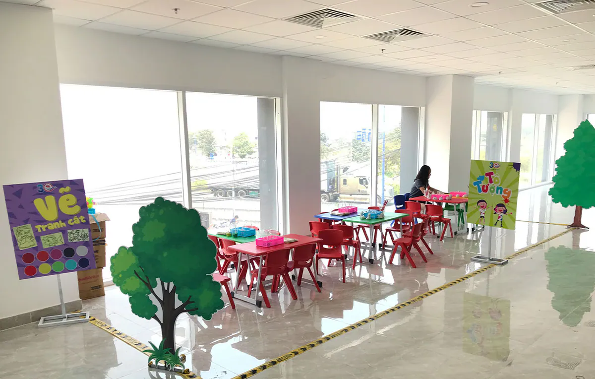 Khu vực vẽ tranh cát và tô tượng dành cho trẻ em tại ngày hội gia đình Tân Cảng Sài Gòn