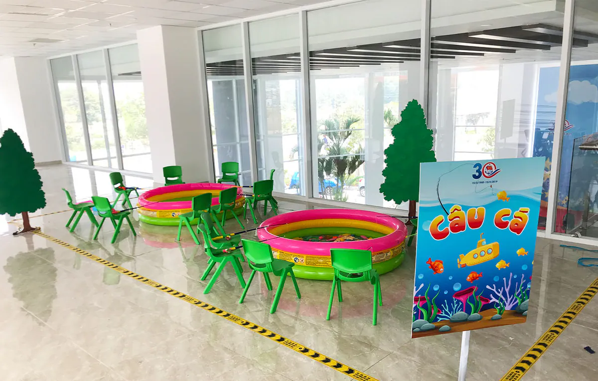 Trò chơi câu cá cho trẻ em với bể bơi phao hồng xanh tại ngày hội gia đình Tân Cảng