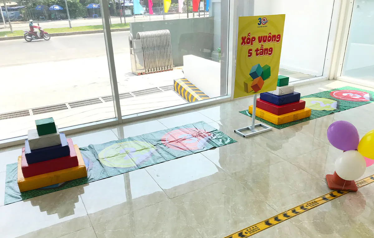 Trò chơi xếp xốp vuông 5 tầng cho trẻ em tại ngày hội gia đình Tân Cảng Sài Gòn