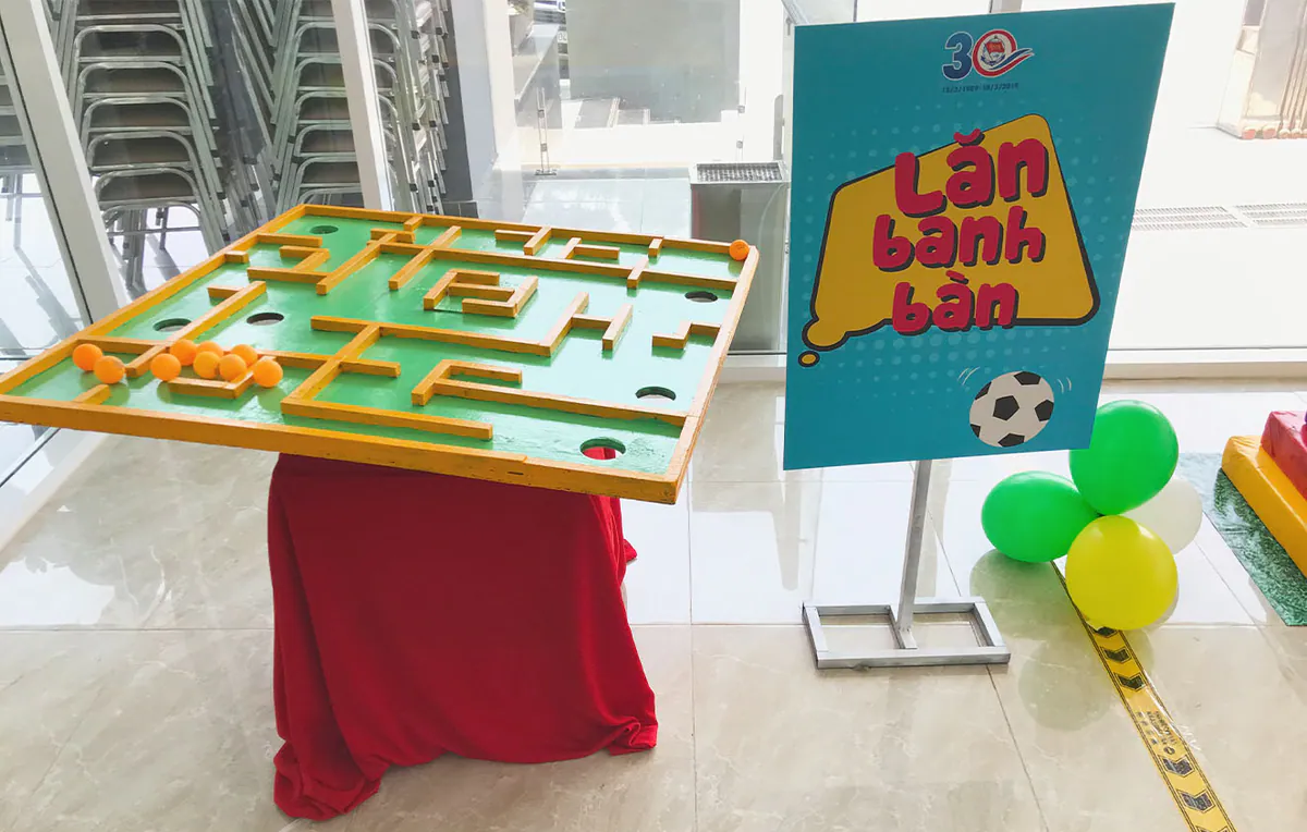 Trò chơi lăn banh bàn mê cung gỗ với bóng bàn tại ngày hội gia đình Tân Cảng Sài Gòn