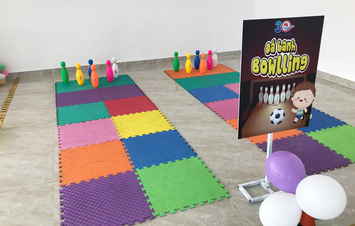 Trò chơi đá banh bowling với ky nhựa nhiều màu trên thảm xốp tại ngày hội gia đình Tân Cảng