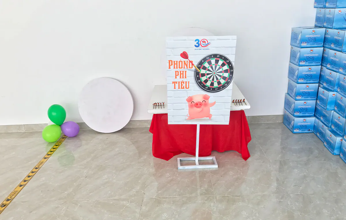 Trò chơi phóng phi tiêu với bảng dart và hình chú heo hồng tại ngày hội gia đình Tân Cảng Sài Gòn