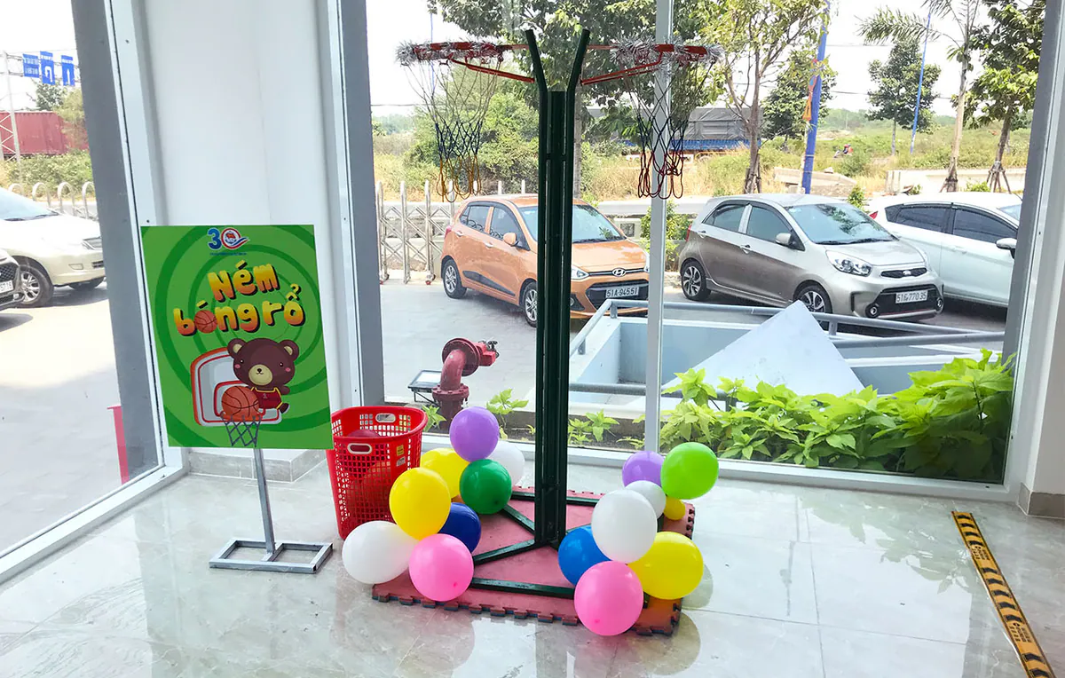 Trò chơi ném bóng rổ cho trẻ em với bóng bay nhiều màu tại ngày hội gia đình Tân Cảng