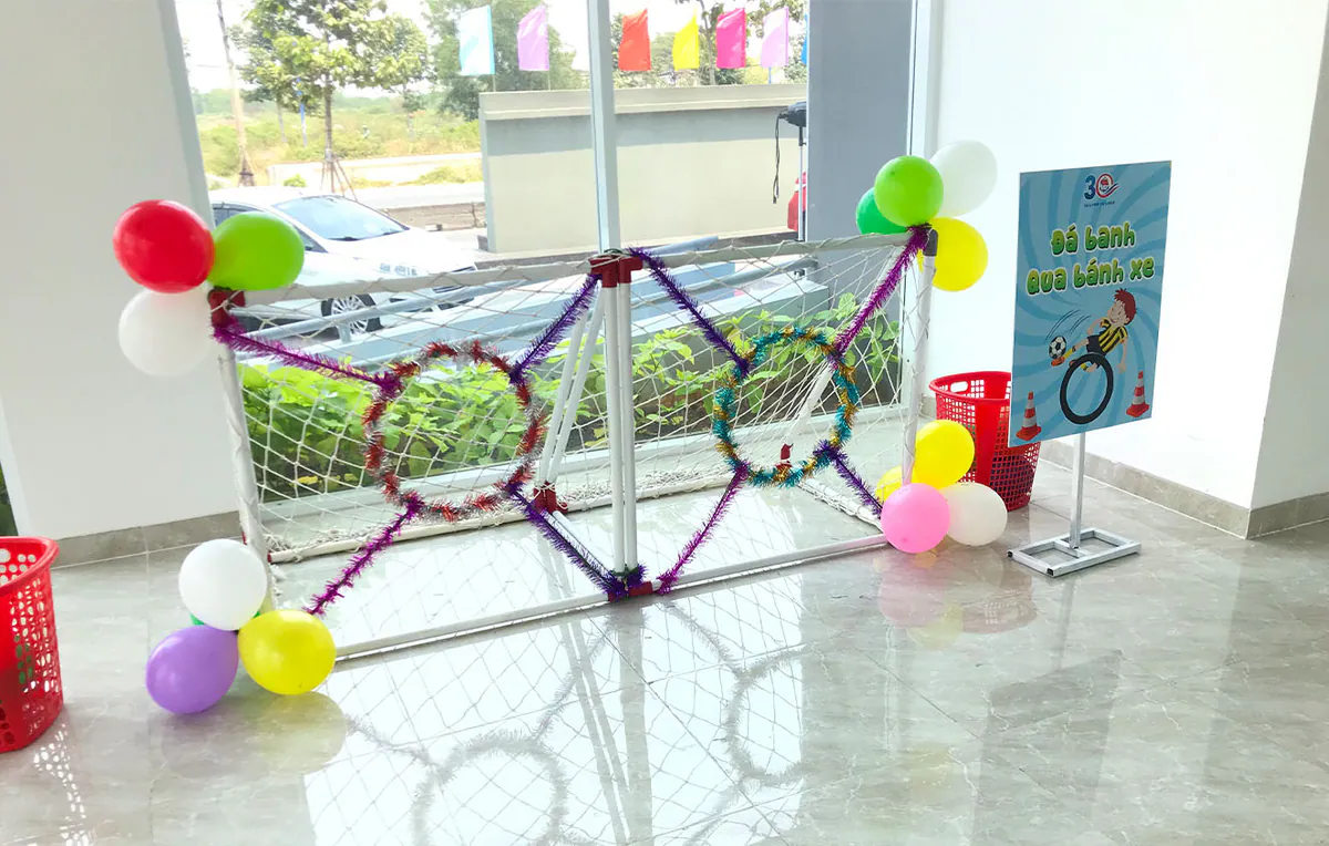 Trò chơi đá banh qua bánh xe với khung thành mini trang trí bóng bay tại ngày hội gia đình Tân Cảng