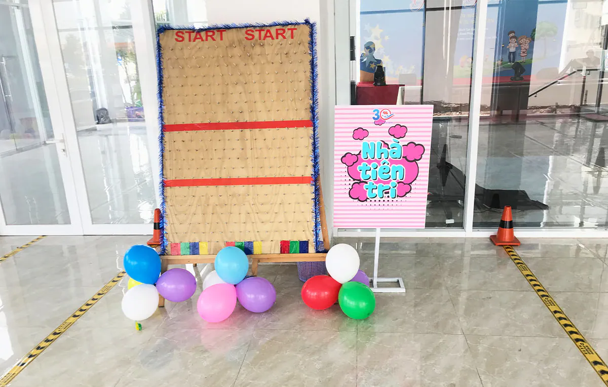Trò chơi nhà tiên tri với bảng đinh gỗ và bóng bay trang trí tại ngày hội gia đình Tân Cảng Sài Gòn