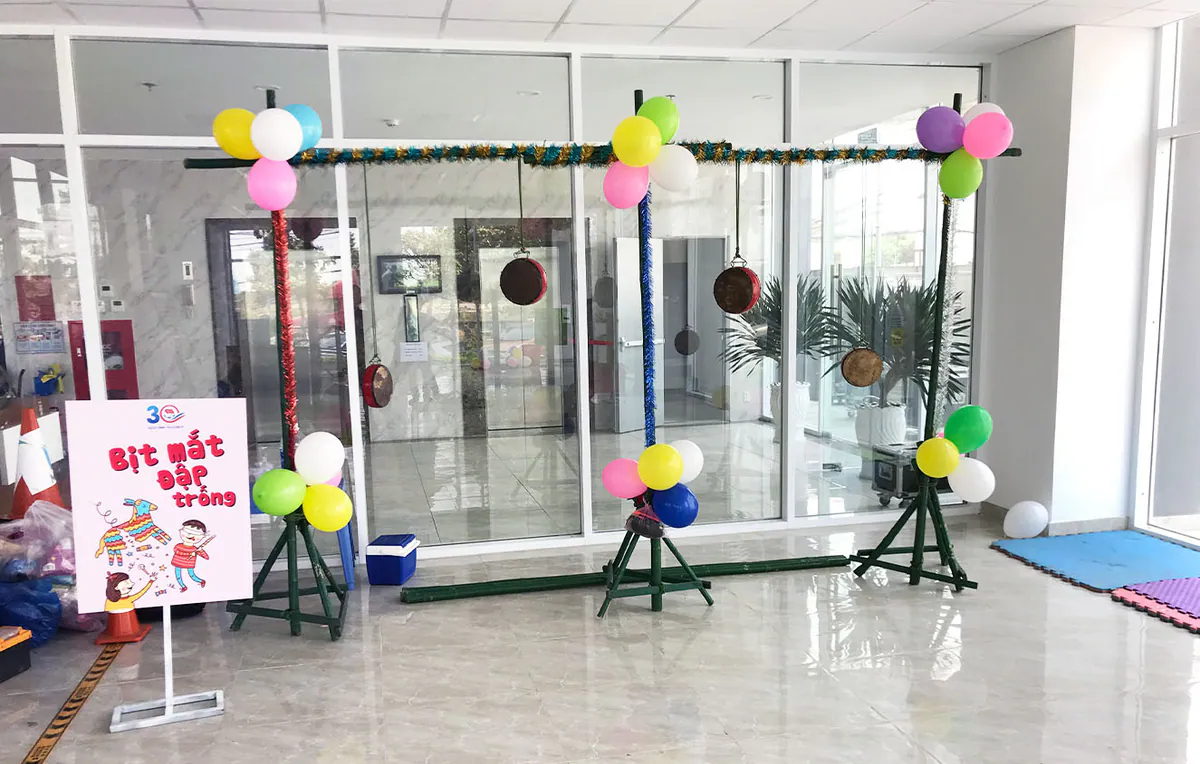 Trò chơi bịt mắt đập trống treo trên giá sắt trang trí bóng bay tại ngày hội gia đình Tân Cảng