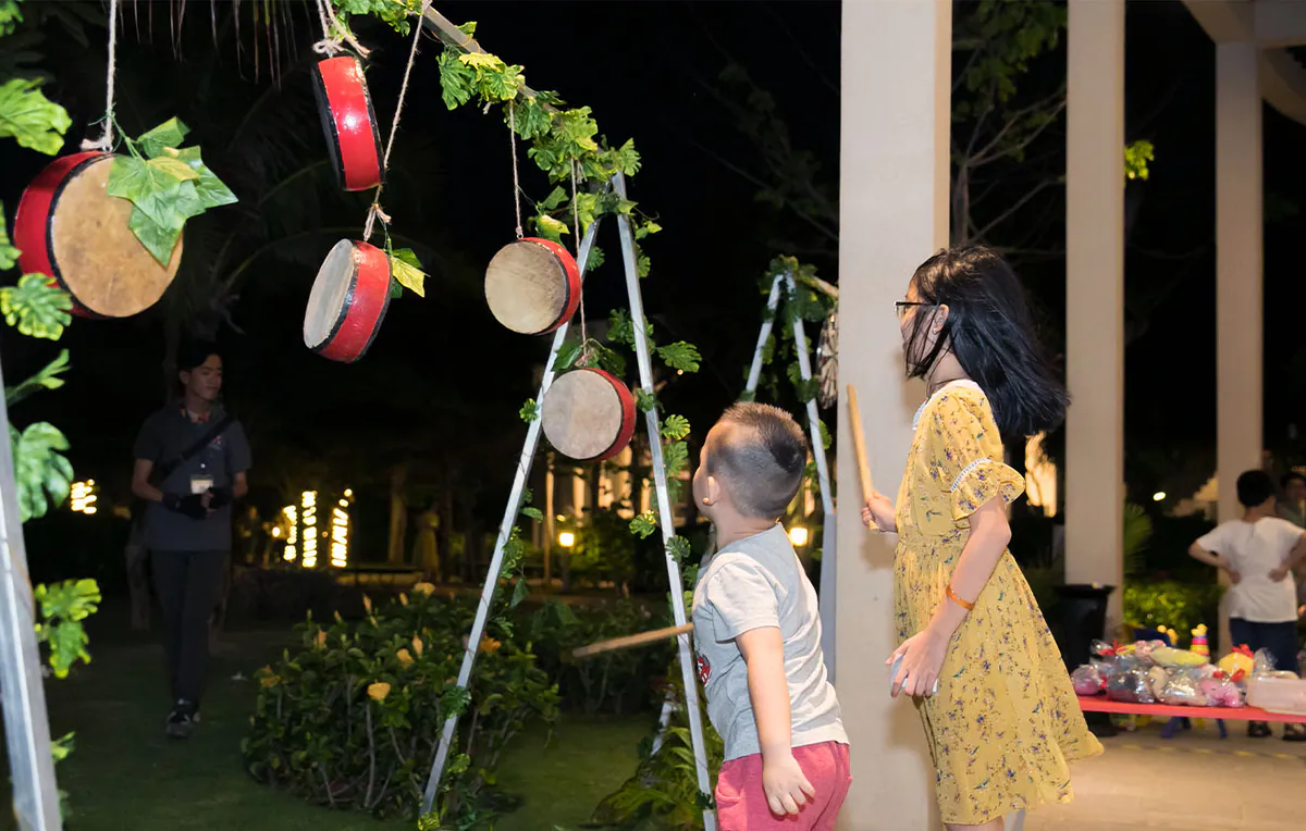 Trẻ em chơi trò đánh trống bịt mắt tại khu vui chơi ngày hội gia đình Tân Cảng Sài Gòn