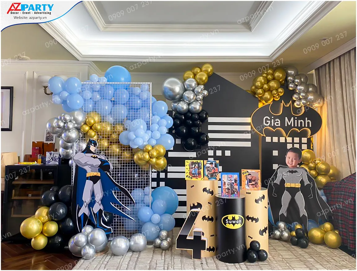 Sân khấu trang trí tiệc sinh nhật trong nhà chủ đề Batman mạnh mẽ mừng bé Gia Minh tròn 4 tuổi với các standee và chữ marquee rực rỡ.