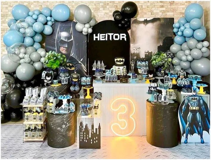 Bàn gallery trang trí sinh nhật chủ đề Batman cho bé Heitor tròn 3 tuổi nổi bật với số 3 phát sáng màu cam ấm ở mặt trước.