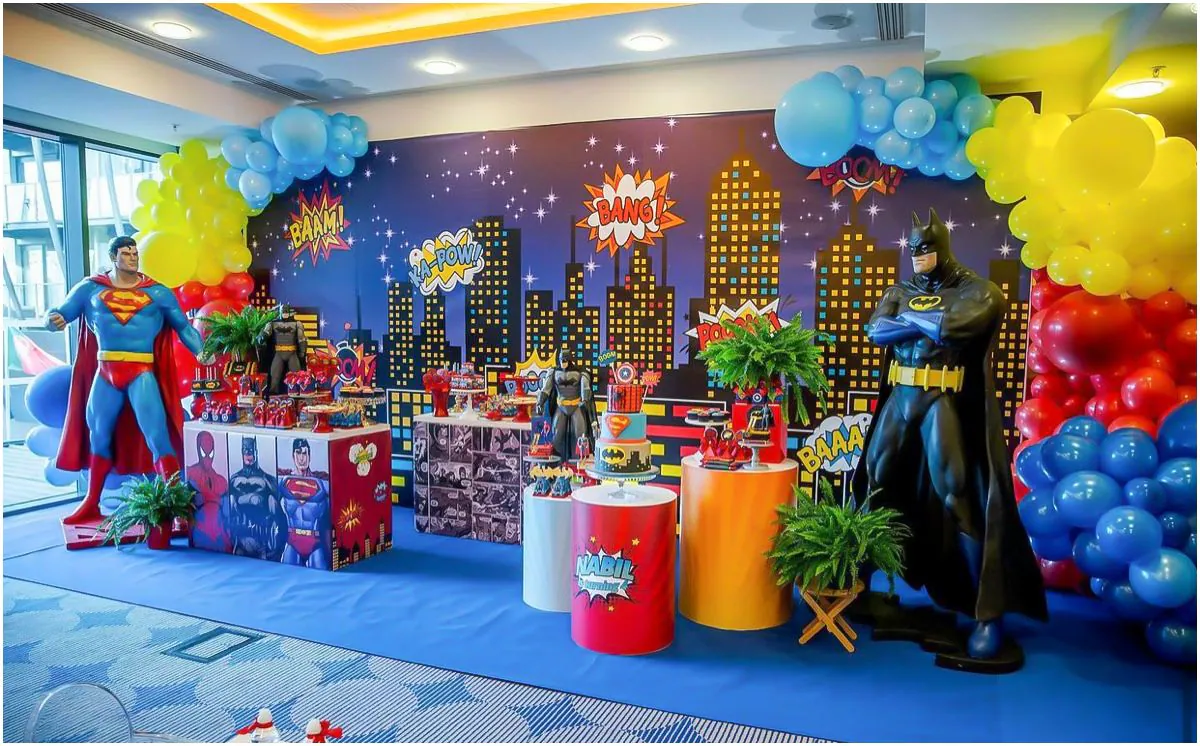 Sân khấu trang trí sinh nhật chủ đề siêu anh hùng DC với hai mô hình tượng Superman và Batman có kích thước người thật vô cùng hoành tráng.