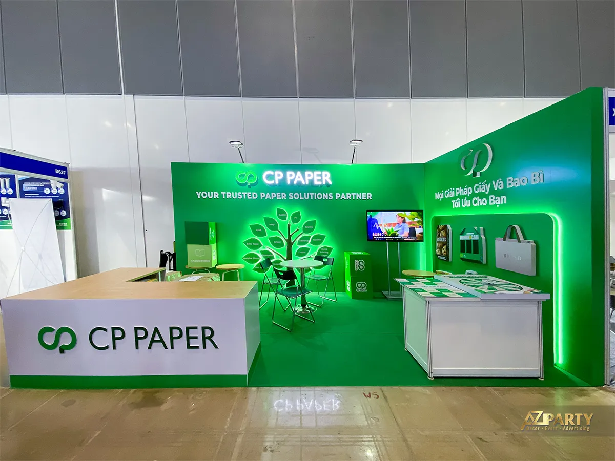 Toàn cảnh gian hàng CP PAPER màu xanh với quầy tiếp đón, khu tư vấn và vách trưng bày mẫu bao bì