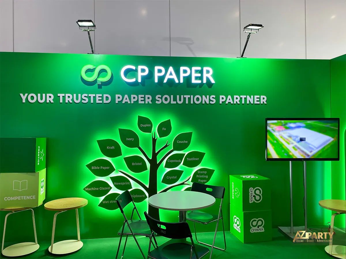 Cây danh mục giấy phát sáng phía sau bàn tư vấn trong gian hàng CP PAPER