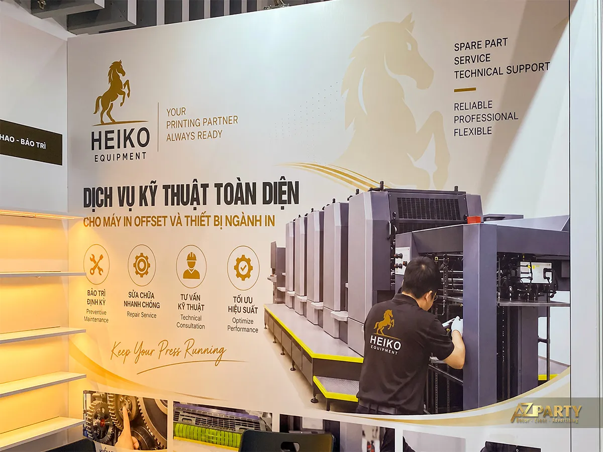 Vách dịch vụ kỹ thuật máy in với hình ảnh kỹ thuật viên và máy offset của HEIKO