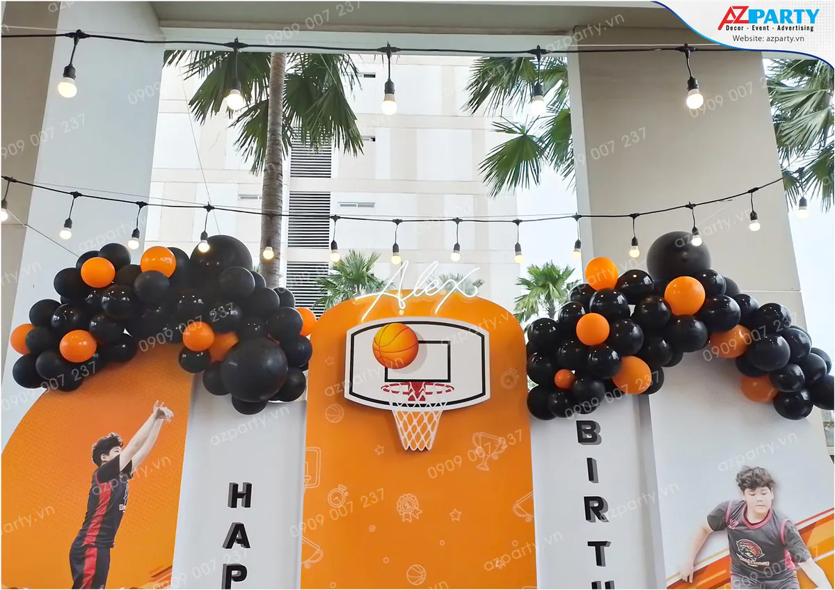 Chi tiết tên 'Alex' bằng đèn uốn neon màu trắng gắn trên đỉnh backdrop cổng rổ ném bóng tinh xảo.