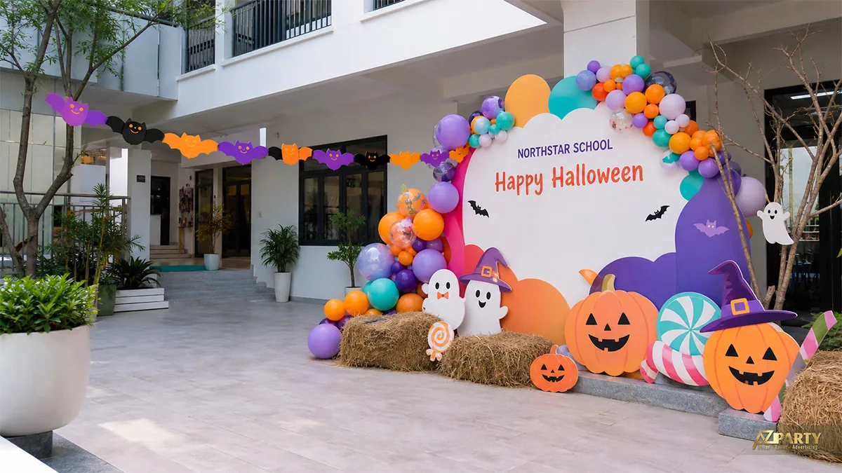 Góc check-in Halloween tại trường học với bóng cam tím, bí ngô, ma và kiện rơm