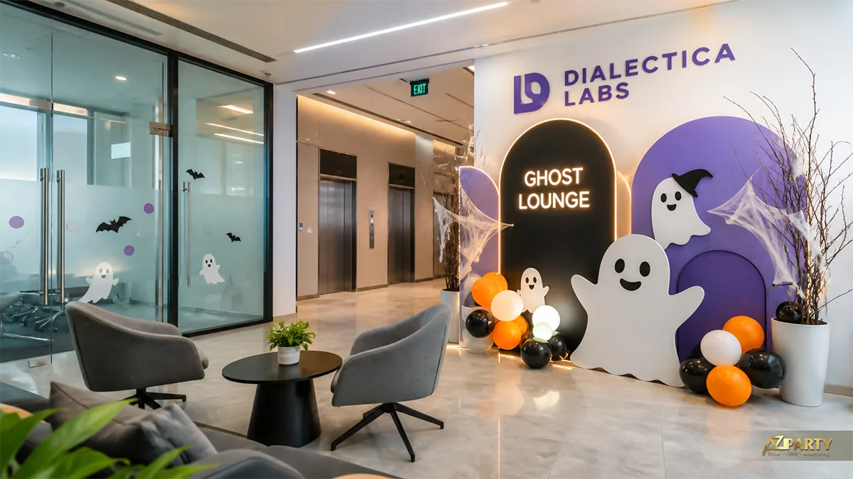 Góc lounge văn phòng Halloween với các nhân vật ma trắng, bóng cam đen và mạng nhện