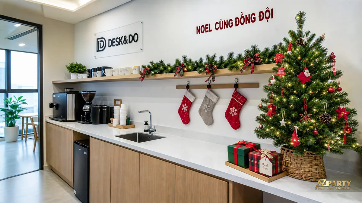 Góc pantry văn phòng với cây thông mini, tất Noel và dây thông